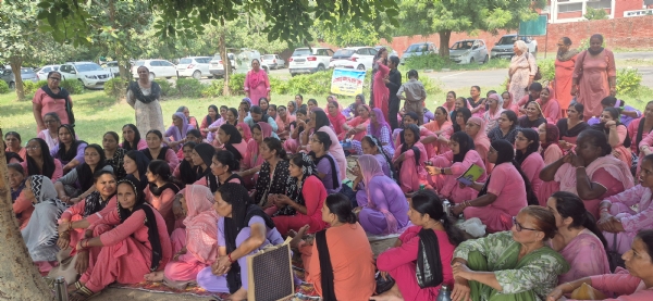 लघुसचिवालय में धरना देती आंगनबाड़ी वर्कर्स।