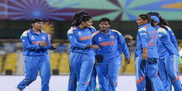 विकेट का जश्न मनाती दीप्ति शर्मा व अन्य