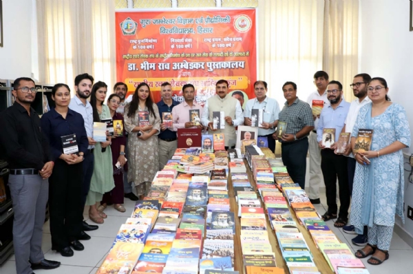 राष्ट्रीय स्वयंसेवक संघ साहित्य कुंज में पुस्तकों के साथ कुलपति प्रो. नरसी राम बिश्नोई।