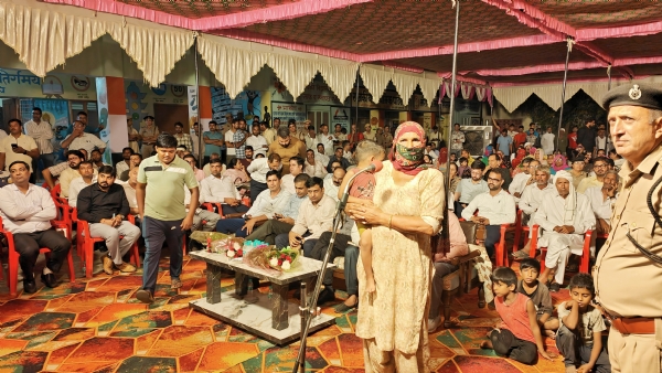 रात्रि शिविर में समस्या रखते हुए महिला।