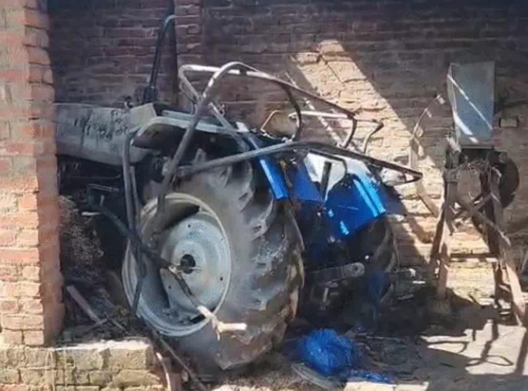 घटना में जला ट्रैक्टर