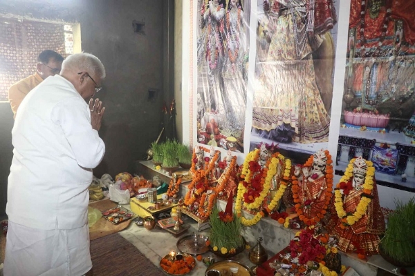 राज्यपाल मंगुभाई पटेल ने महानवमी के अवसर पर राजभवन स्थित मंदिर में पूजन-अर्चन किया