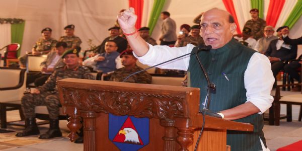 गुजरात के भुज में सशस्त्र बलों के जवानों के साथ पारंपरिक बड़ाखाना में शामिल हुए रक्षा मंत्री