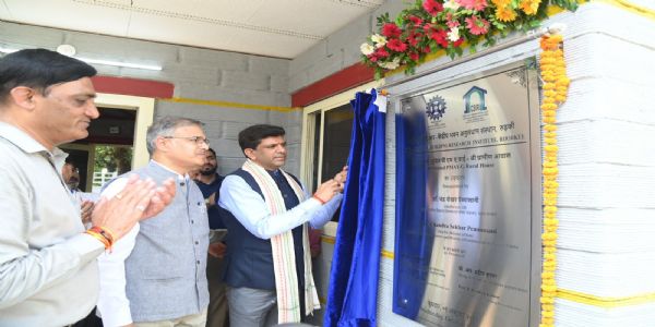 उद्घाटन करते पी चंद्रशेखर