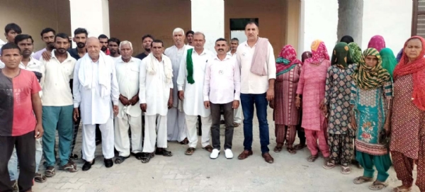 बैठक में मौजूद मनरेगा मेट व मजदूर।