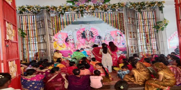 मां दुर्गा के नौवें रूप मां सिद्धिदात्री की पूजा अर्चना की लिए मंदिरों और पंडालों में उमड़ी भीड़