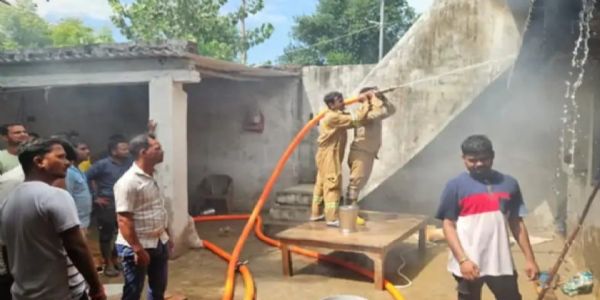 बहराइच में दाे लड़काें की हत्या के बाद किसान ने परिवार संग लगाई आग, छह लाेगाें की माैत, चार मवेशी भी मरे