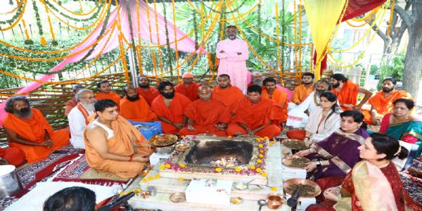 समाज में नारी का सम्मान सर्वोच्च होना चाहिए आचार्य बालकृष्ण