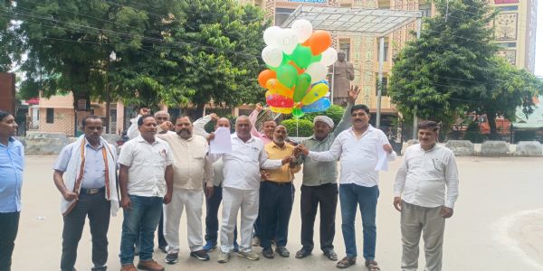 पुरानी पेंशन बहाली की मांग को लेकर चतुर्थ श्रेणी कर्मचारियों ने किया प्रदर्शन