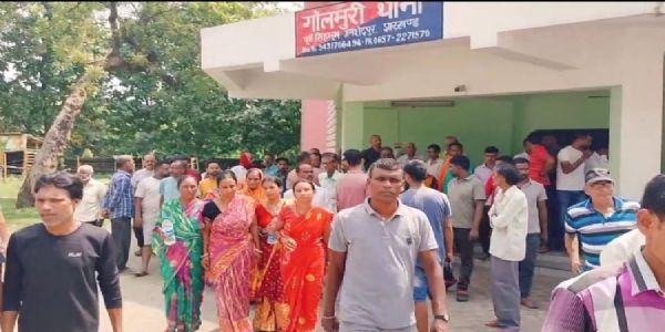 तंत्र विद्या के नाम पर हत्या को लेकर गोलमुरी थाने में मृतक के परिजनों और स्थानीय लोगों ने किया प्रदर्शन