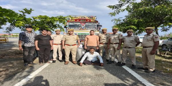 16 चक्का ट्रक से 96 लाख रुपये कीमत के डोडा चूरा और अफीम के साथ तस्कर गिरफ्तार
