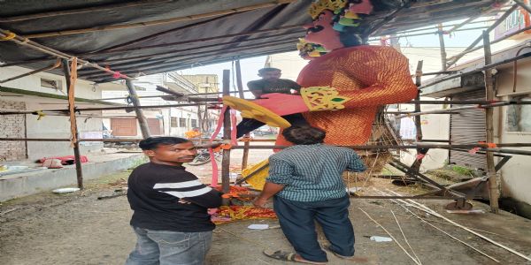 काशीडीह में 16 फीट ऊंचे रावण पुतले का निर्माण पूरा, 103 वर्षों से श्री श्री रामलीला उत्सव समिति निभा रही परंपरा