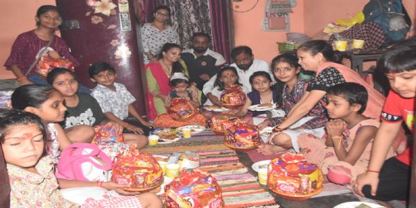शारदीय नवरात्र : सिद्धिदात्री मां की पूजा कर घरों में खिलाई कन्या