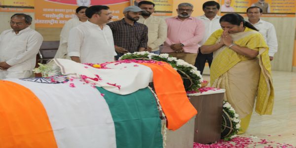 मुख्यमंत्री ने दिल्ली भाजपा कार्यालय में विजय कुमार मल्होत्रा को दी श्रद्धांजलि