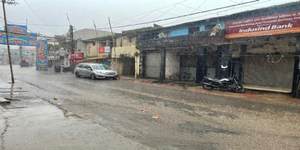 लोहरदगा में भारी बारिश से पूजा का उत्साह हुआ फीका