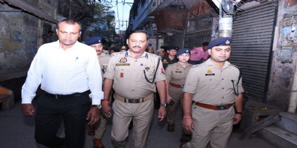 शहर की सड़कों पर महिला शक्ति का नज़ारा, 800 महिला पुलिसकर्मी उतरीं फ्लैग मार्च में