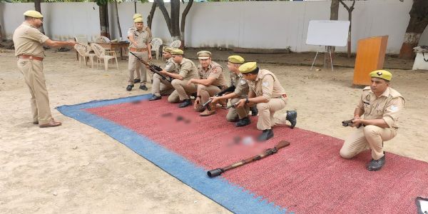 पुलिस लाइन में दंगा नियंत्रण के लिए पुलिसकर्मियाें काे प्रशिक्षण