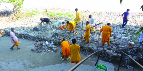 शांतिकुंज के साधकों ने गंगा सफाई में पसीना बहाया