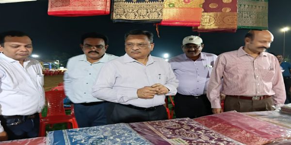 कोरबा : गांधी के स्वदेशी संदेश के साथ लाल मैदान पर लगाई गई खादी एवं हस्तनिर्मित वस्त्रों की प्रदर्शनी