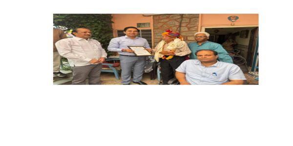 अंतरराष्ट्रीय वृद्धजन दिवस के अवसर शतायु मतदाताओं को किया सम्मानित