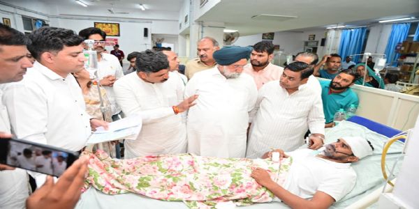 लाठीचार्ज में घायल एनएसयूआई कार्यकर्ताओं की एसएमएस अस्पताल पहुंच कांग्रेसी नेताओं ने पूछी कुशलक्षेम