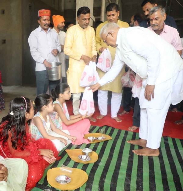 राज्यपाल मंगुभाई पटेल महानवमी पर राजभवन में कन्या पूजन कर कन्या भोज कार्यक्रम में शामिल हुए