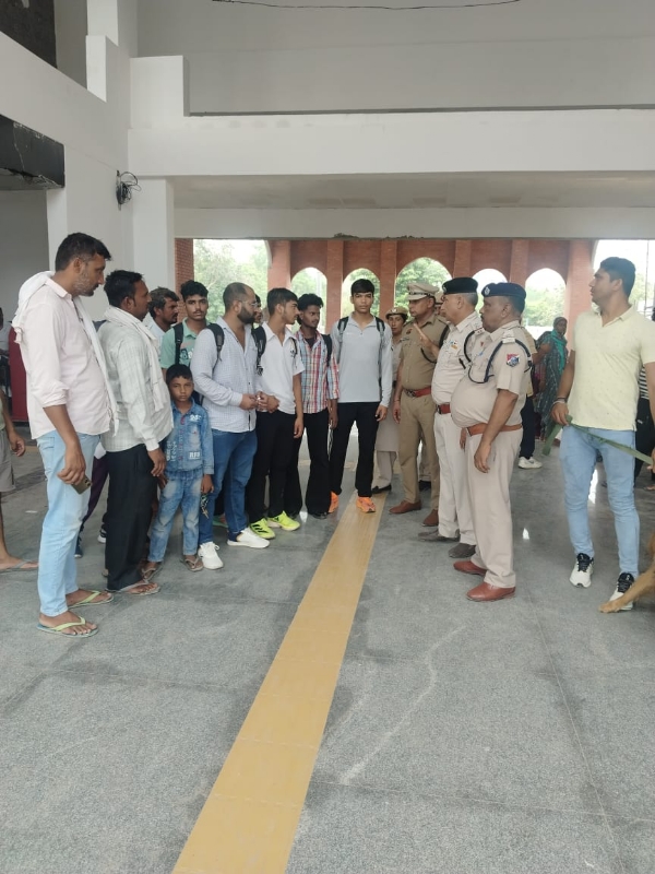 साइबर ठगी को लेकर जागरूक करते हुए।