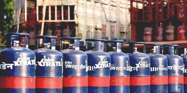क‍मर्शियल गैस सिलेंडर के लोगो का प्रतीकात्‍मक चित्र