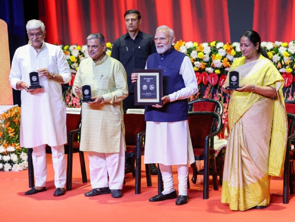 कार्यक्रम के दौरान स्मारक सिक्का जारी करते प्रधानमंत्री मोदी, सरकार्यवाह दत्तात्रेय होसबाले, मुख्यमंत्री रेखा गुप्ता एवं केन्द्रीय संस्कृति मंत्री गजेन्द्र सिंह शेखावत