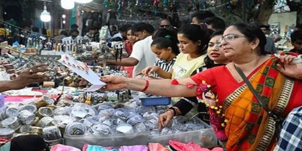 करवा चौथ पर देशभर में हुआ 28 हजार करोड़ रुपये का कारोबार, दिल्ली में 8000 करोड़ की बिक्री का अनुमान
