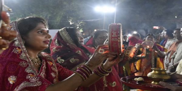 मप्रः सुहागिनों ने करवा चौथ की पूजा की, पति के हाथों पानी पीकर खोला व्रत