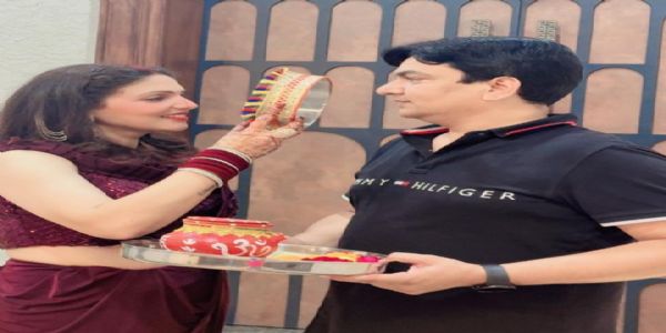 पीतलनगरी मुरादाबाद में भी करवाचौथ की धूम, पति की दीर्घायु के लिए सुहागिनों ने रखा करवाचौथ का व्रत