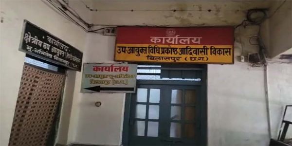 आदिम जाति कल्याण विभाग में पदस्थ बाबू को रिश्वत लेते एसीबी ने रंगे हाथों पकड़ा