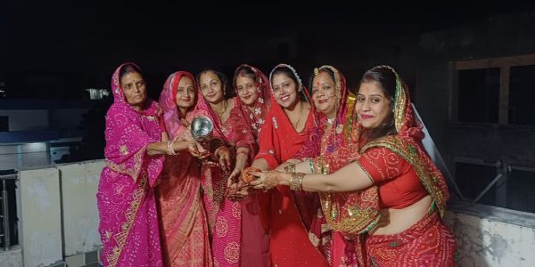 करवा चौथ का पर्व :सुहागिन महिलाओं ने दिनभर निर्जल रहकर व्रत रखा