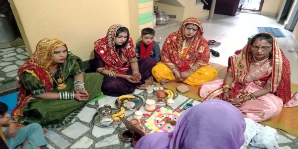 गुरुग्राम: करवाचौथ पर दुल्हन की तरह सजीं सुहागिनों ने की पति की दीर्घायु की कामना