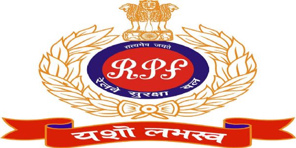 आरपीएफ ने चलती ट्रेन से नीचे गिरने से पहले महिला को बचाया