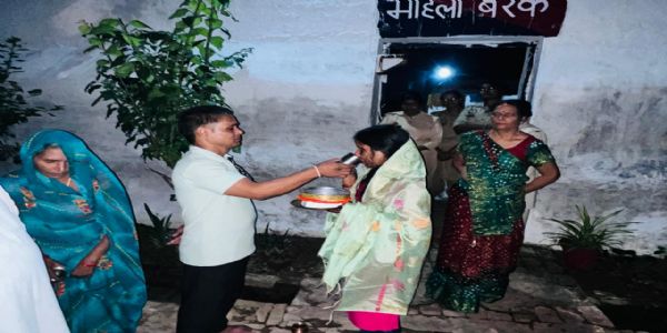 धूमधाम से मनाया गया करवाचौथ का व्रत सुहागिनों ने अपने पतियों की लंबी आयु के लिए के रखा निर्जला व्रत