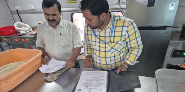 खड़गपुर मंडल में ‘स्वच्छ आहार’ पर विशेष अभियान, रेलवे टीमों ने पैंट्री कार और बेस किचन का किया निरीक्षण