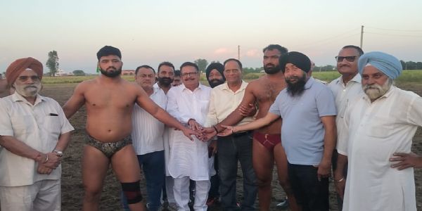पीर बाबा कनखूं की याद में वार्षिक दंगल का हुआ आयोजन, डोडा के नदीम पहलवान ने जीता पहला मुकाबला
