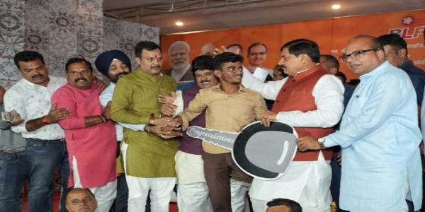 दिव्यांगजन स्वयं को कम न आंके, परमात्मा ने आपको दी हैं विशिष्ट शक्तियां: मुख्यमंत्री डॉ. यादव
