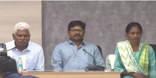 तेलंगाना में तीन बड़े कैडर के नक्सलियाें ने किया आत्मसमर्पण