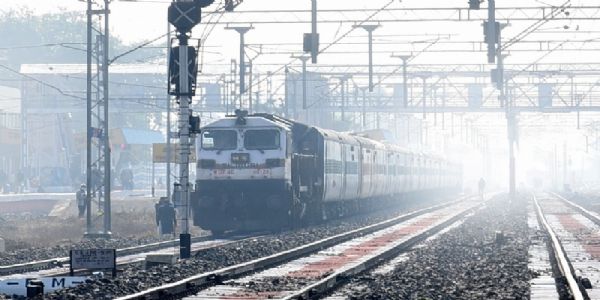 आगामी कोहरे के मौसम में पूसीरे ने कई ट्रेन किए रद्द और फ्रिक्वेंसी घटाई