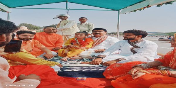 श्रृंग्वेरपुरधाम निषादराज की नगरी मे केवट बनकर श्री राम कथा आयोजक आनंद पांडे राजन महाराज के पखारे चरण