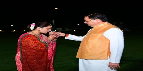 मुख्यमंत्री धामी ने पत्नी के साथ मनाया करवा चौथ उत्सव, प्रदेशवासियों के समृद्धि की कामना की