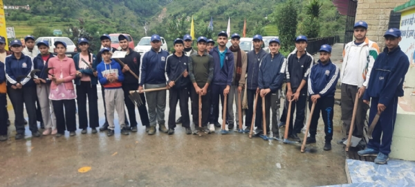 एनएसएस स्वयंसेवी पर्यावरण की अलख जगाते हुए।