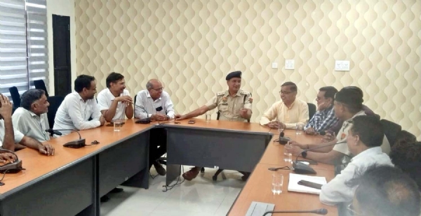 बैठक करते हुए डीएसपी संदीप।