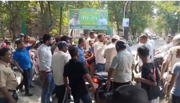 भीड़ के बीच फंसा हुआ