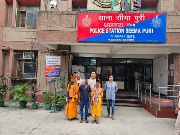 मानसिक रूप से अस्वस्थ महिला काे परिवार से मिलवाते हुए फाेटाे