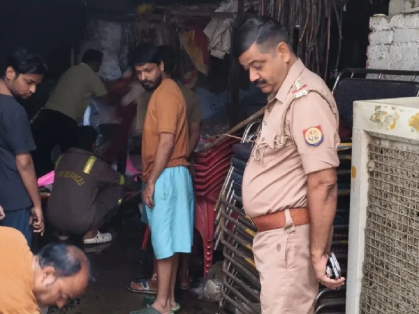 आग बुझाते फायर कर्मी