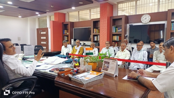 जिला उपायुक्त मीटिंग लेते हुए
